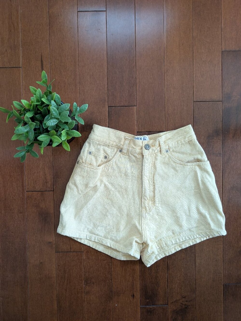 BABY YELLOW VINTAGE 90s JEAN SHORTS